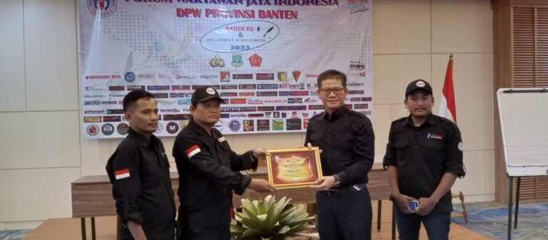 Raker Pertama FWJ Indonesia DPD Prov Banten, Diwarnai Diklat Jurnalis dan Penyerahan SK Mandat Korwil Pandeglang 1