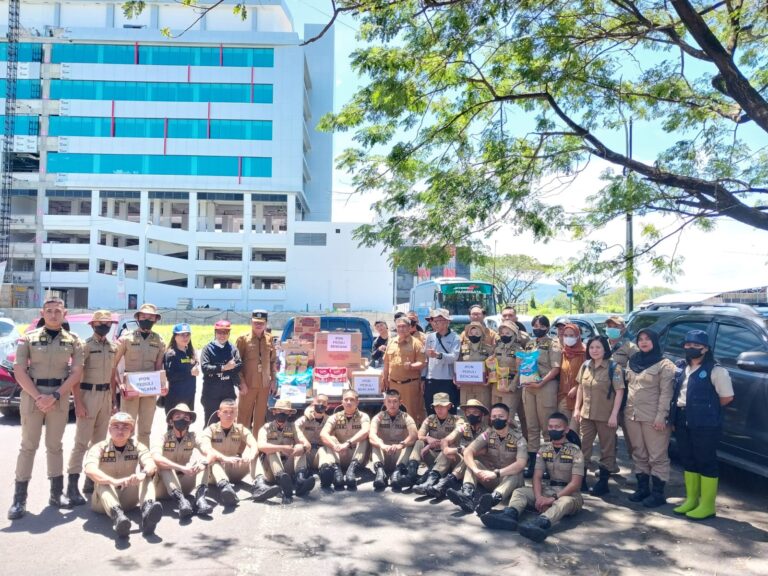 Rektor IPDN Kemedagri Melakuakan Kegiatan Bakti Sosial Melalui IPDN Kampus Sulawesi Utara pada 3 Kelurahan yang Terkena Dampak Bencana Cukup Parah di Kota Manado 4