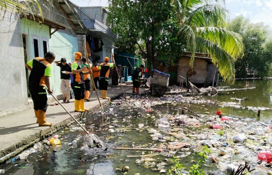 Urukan Sampah Empang di Kelurahan Marunda Dibersihkan, Warga Dihimbau Tertib Jaga Lingkungan