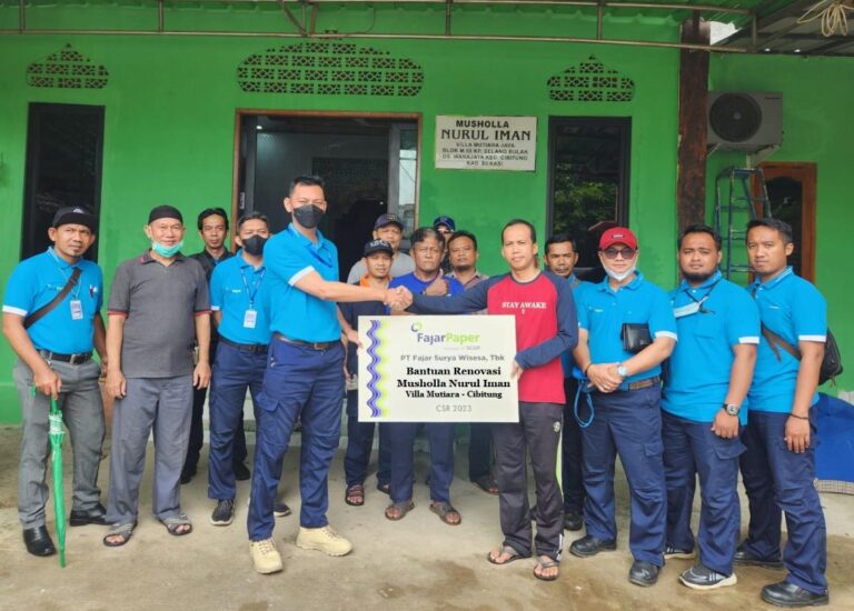 FajarPaper Berikan Dukungan Renovasi Musholla Nurul Iman Bagi Warga Villa Mutiara Cibitung 1