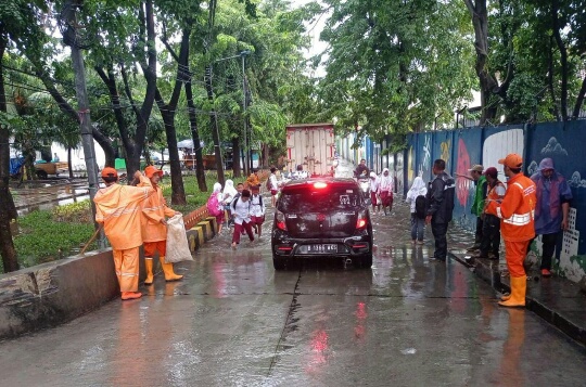 Jalan Mangga Tergenang, Petugas Sigap Percepat Aliran Air ke Kali Layar