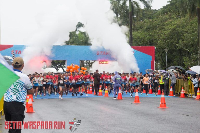Setia Waspada Run 2023 Sukses, Semangat Para Peserta Tak Surut Walaupun Diguyur Hujan 1