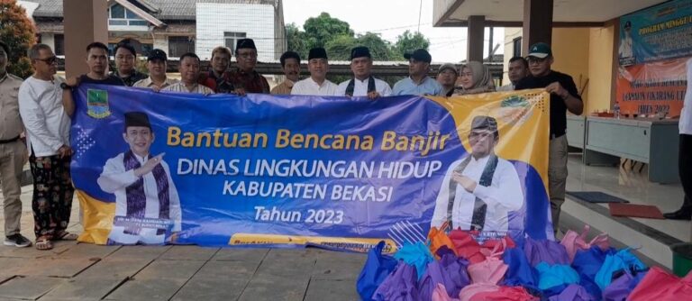 DLH Kabupaten Bekasi Berikan Bantuan Paket Sembako Pada Warga Terdampak Banjir di Cikarang Utara
