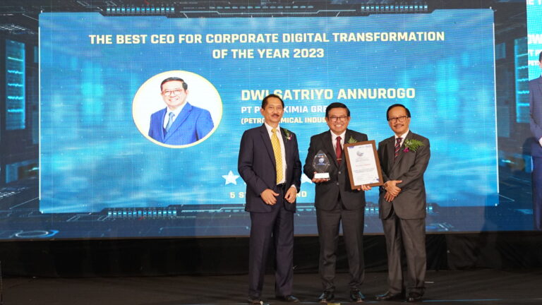 Dirut PG, Dwi Satriyo Annurogo (dua dari kanan) saat Menerima The Best CEO for Corporate Digital Transformation of The Year pada Digitech Award 2023