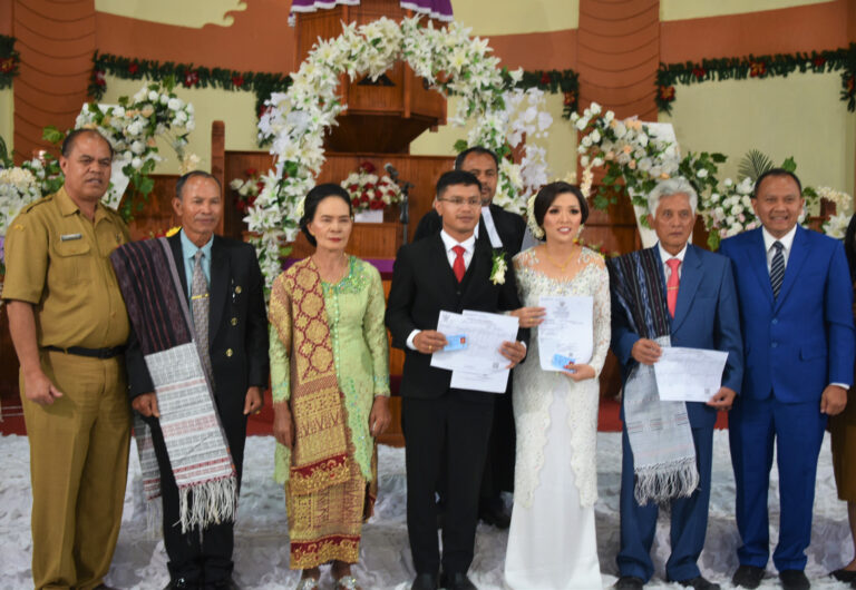 Dukcatpil Humbahas Serahkan Dokumen Administrasi Kependudukan Bagi Pasangan Baru