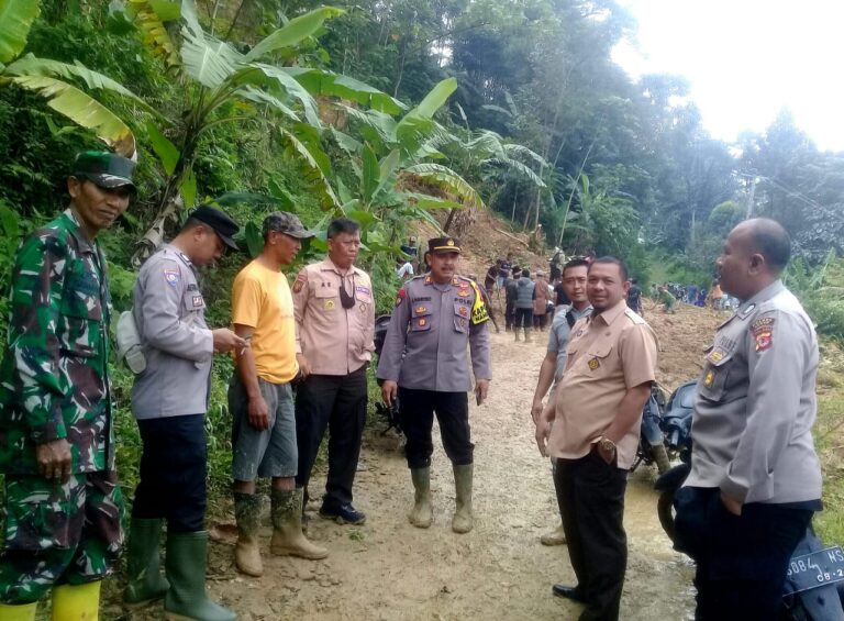 Muspika Kecamatan Nanggung Bersama Masyarakat, serta Kades Atasi Longsor di Kawari 1
