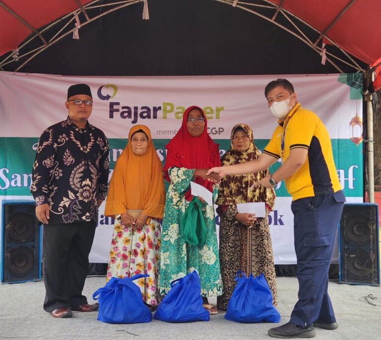 FajarPaper Berikan Zakat Jelang Idul Fitri untuk Warga di 3 Desa Kab Bekasi 3