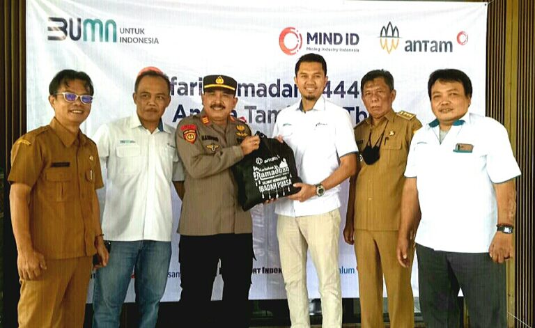 Gotong Royong Camat, Ketua Apdesi serta Kapolsek Nanggung untuk Menyalurkan Bantuan dari PT. Antam 2