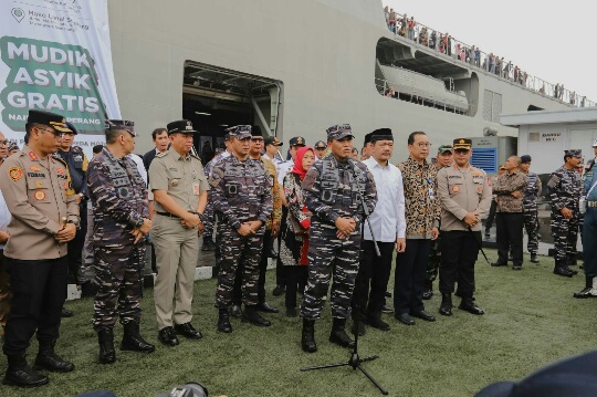 KRI Banjarmasin-592 Berangkatkan Ratusan Pemudik dari Kolinlamil