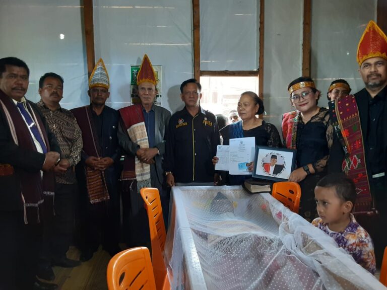 Kadis Dukcapil Serahkan Akta Kematian saat Acara Adat di Lintongnihuta 1