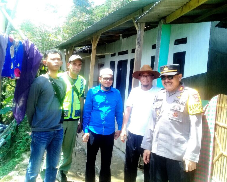 Kapolsek Nanggung serta Jajaran Bantu Korban Longsor di Kp. Citumbuk RW 03 1