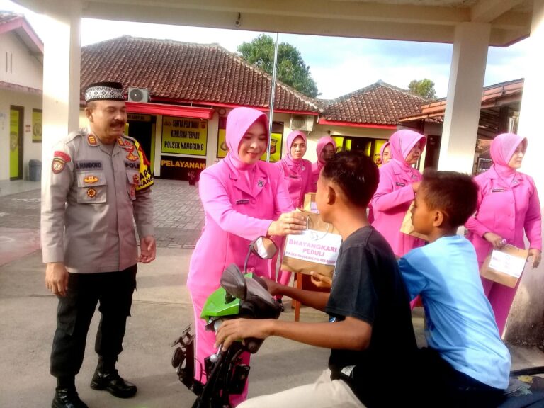 Kapolsek serta Bhayangkari Nanggung Giat Bagi - Bagikan Takjil 1