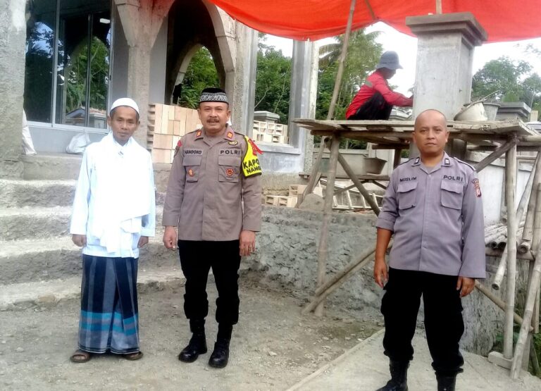 Menjelang Hari Raya Idul Fitri Kapolsek Nanggung Bersama Kanit Bimas Bagi - bagi Rizki 1