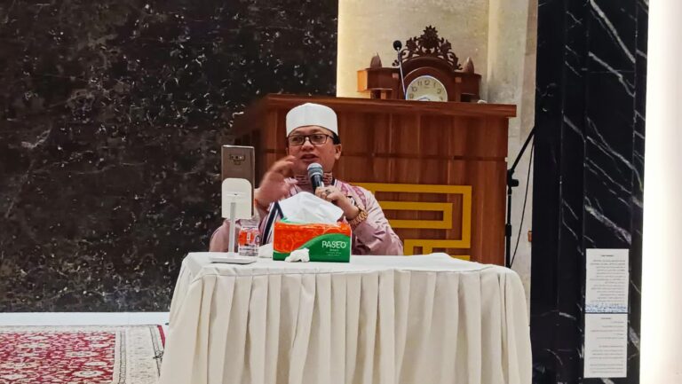 Ustadz Tahsil Amani “ Al-Qur'an Memberi Syafaat di Akhirat bagi Golongan Ini” pada Acara Nuzulul Qur'an, Usai Sholat Tarawih di Masjid Baitul Hikmah, Duta Bintaro Kota Tangerang 1