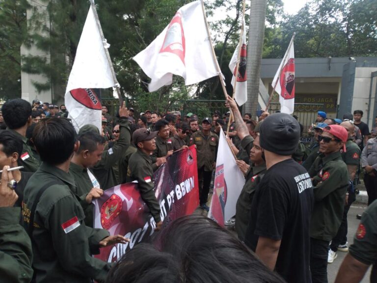 Geruduk Pemkab Bekasi, LSM Trinusa Anggap Dirut PT BBWM Cacat Hukum