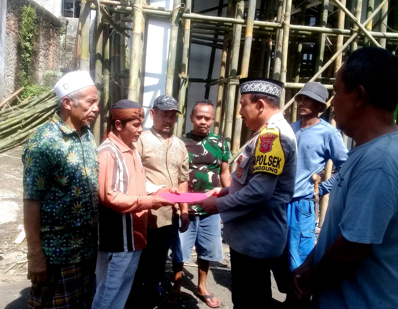 Jumat Berkah, Kapolsek Nanggung Laksanakan Program Kapolres Bogor 1 Hari 1 Kebaikan 1