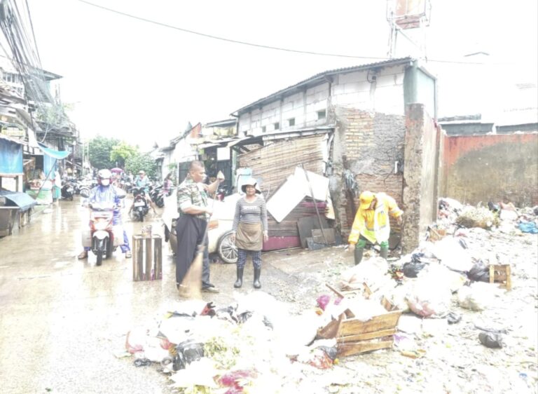 Antisipasi Banjir, Babinsa Bersama PPSU Membersihkan Sampah yang Terbawa Air Hujan