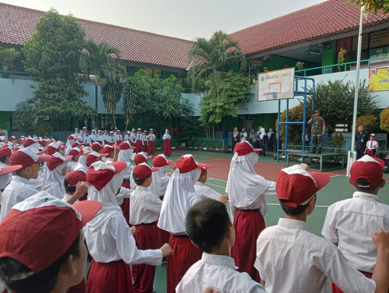 Pupuk Nilai Cinta Tanah Air Sejak Dini, Babinsa Menjadi Irup di Sekolah