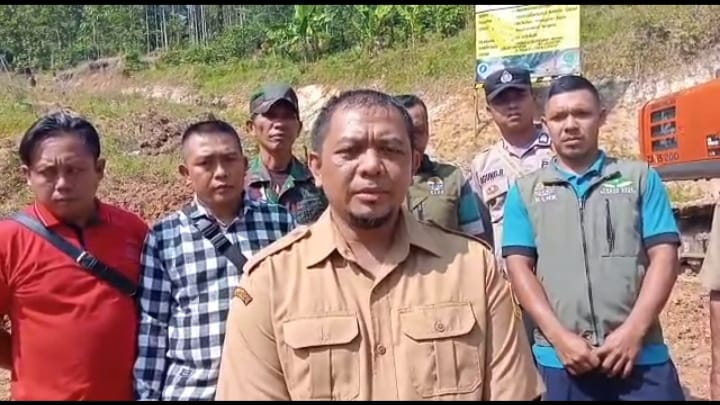 Tokoh Masyarakat Desa Bantar Karet Bangun Jalan Nunggul Ciguha