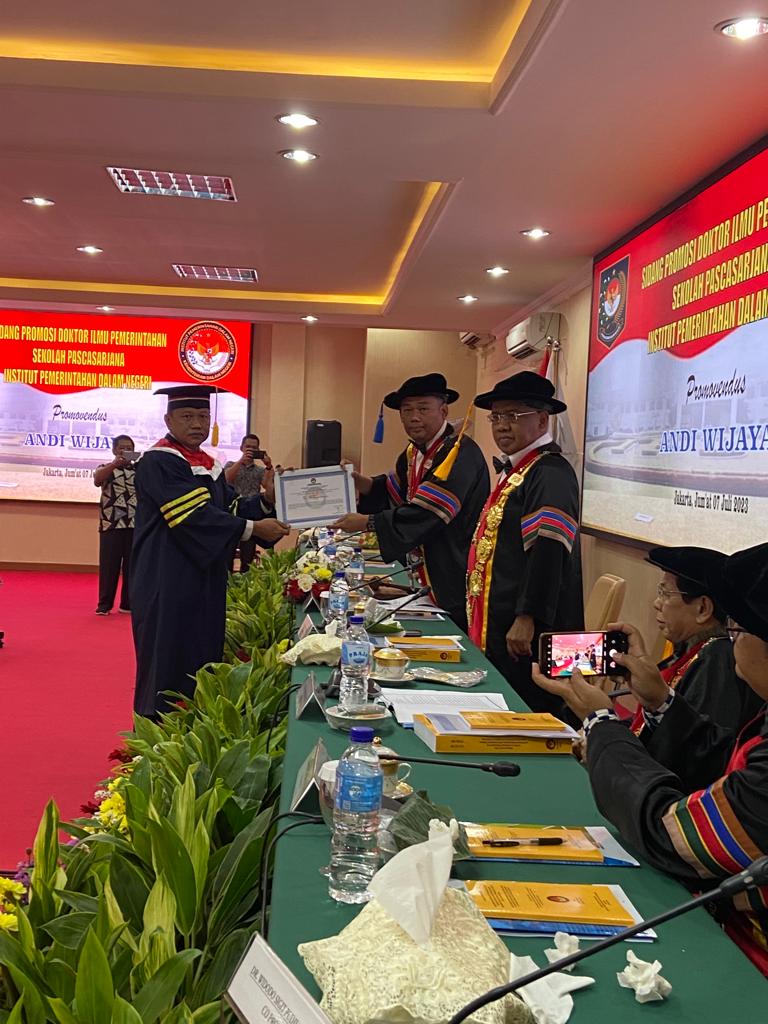 Dr. Andi Wijaya, ST., MM., MAP. Kepala Badan Perencanaan Pembangunan Daerah Kabupaten Lampung Utara Raih Gelar Doktor Ilmu Pemerintahan IPDN ke 214 dengan Predikat Sangat Memuaskan