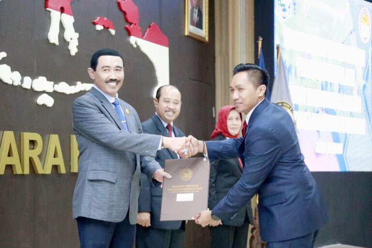 Dr. Drs. Hadi Prabowo, M.M. Rektor IPDN dalam Yudisium Kelulusan dan Penyerahan Sertifikat 5