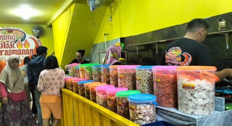 Makanan Rakyat Rasa Pejabat, Warung Seblak Prasmanan Eceu Elly Disukai Masyarakat 1