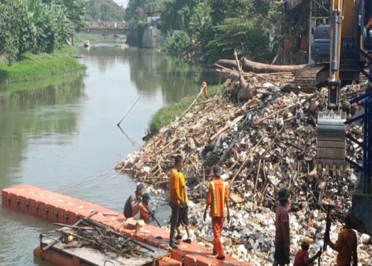 Puluhan Ton Sampah di Kali Cikarang di Bersihkan Dinas Lingkungan Hidup Kabupaten Bekasi