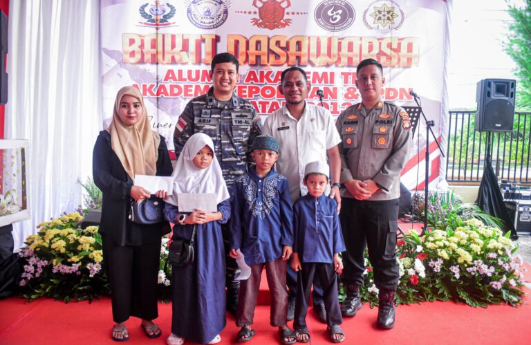 Satu Dasawarsa Pengabdian, Alumni Akademi TNI, Akademi Kepolisian dan IPDN Tahun 2013 Gelar Bakti Sosial dan Bagikan Bendera Merah Putih 1