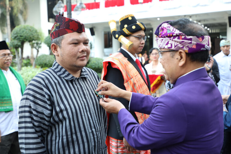 Dr. Haswan Boris Muda Harahap, S.IP., M.Si., Alumni Doktor Ilmu Pemerintahan IPDN Raih Tanda Kehormatan Satyalencana Wira Karya dari Presiden RI 1