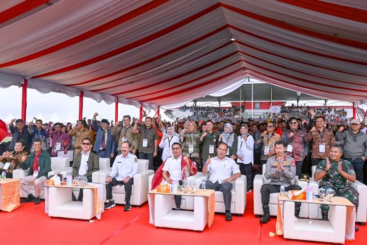 KSP RI, Muldoko Serahkan 82 Program Pemberdayaan Masyarakat Perhutanan Sosial di Humbahas 1