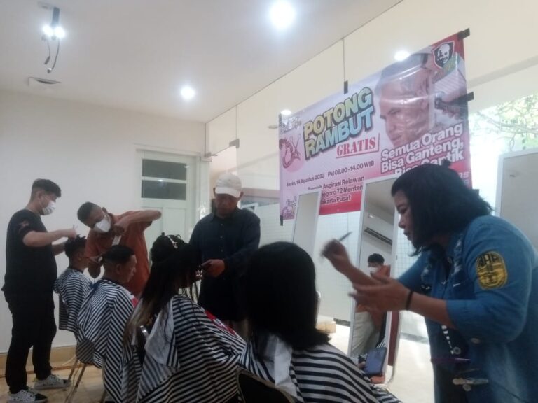 Potong Rambut Gratis di Rumah Aspirasi Relawan Ganjar Pranowo Capres 2024 Oleh Srikandi Ganjar (Srigan) 1