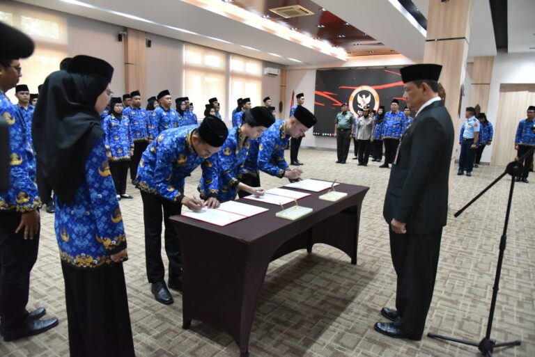 Dr (C). Bangbang Surono, Ak., MM., CA., Lantik 58 PPPK BNPT, Sestama Amanatkan Kinerja Terbaik untuk Wujudkan Penanggulangan Terorisme yang Dinamis 1