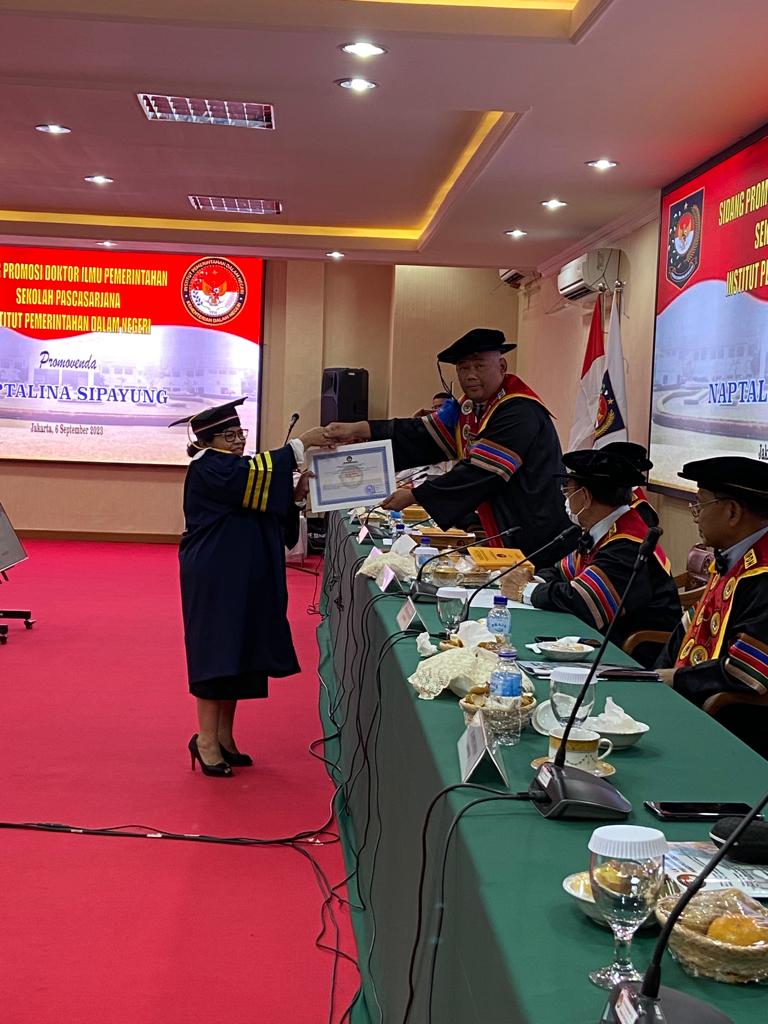 Dr. Naptalina Sipayung, S.H., M.AP. 2