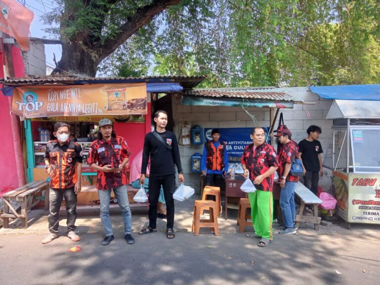 Pengurus Pemuda Pancasila Ranting Duren Sawit, Berbagi dalam Kegiatan Jumat Berkah 1