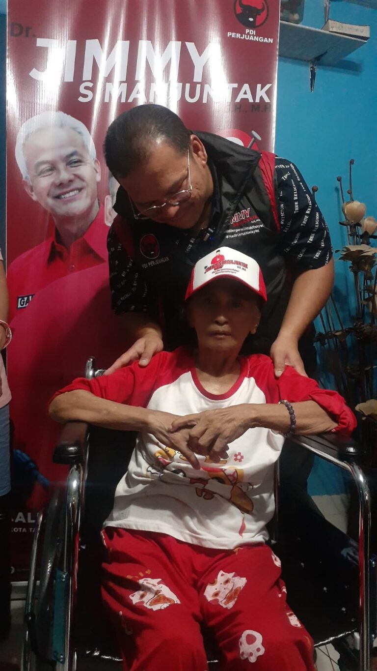 Caleg DPR RI Dr. Jimmy Simanjuntak. S.H, M.H., Berikan Bantuan Kursi Roda buat Warga yang Membutuhkan 1