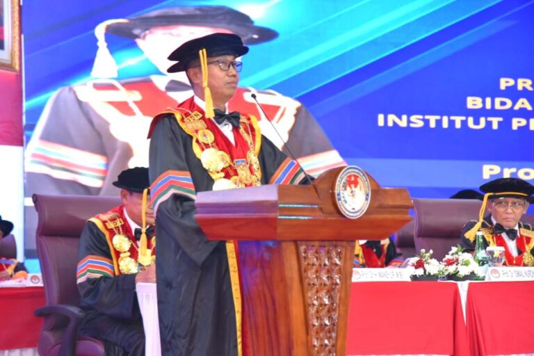 Prof. Dr. Drs. Ismail, M.Si Dikukuhkan dalam Prosesi Rapat Senat Terbuka oleh Rektor IPDN 3