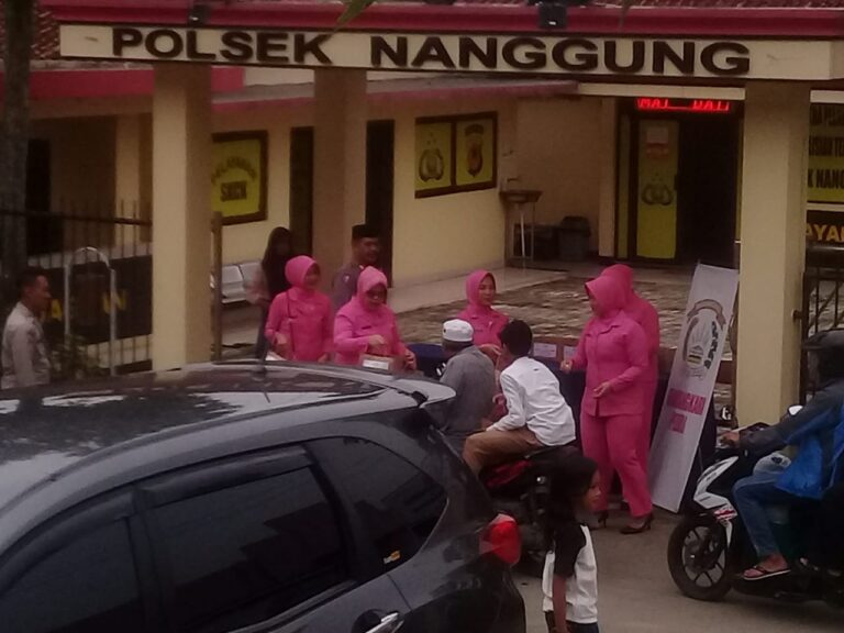 Bayangkari Ranting Nanggung Bersama Kapolsek Bagikan Takjil untuk 150 Warga