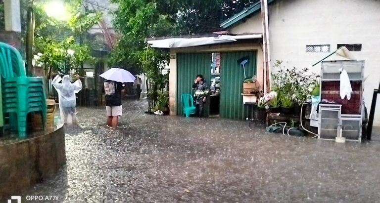Debit Air Terus Naik Potensi Banjir Berkepanjangan, Warga Perumahan Binong kian Menderita 1