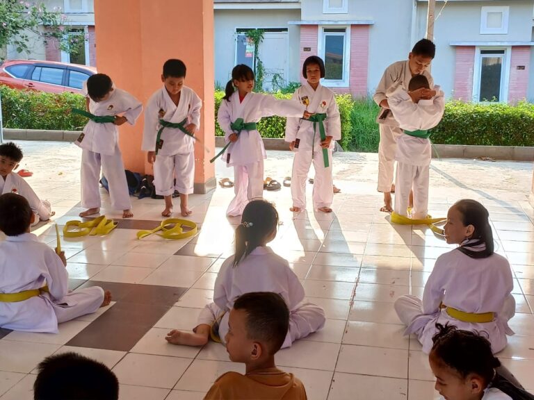 Karateka INKAI Dojo 376 Cintra Indah (Tectona) Sematkan Sabuk Tanda Kenaikan Tingkat 1.1