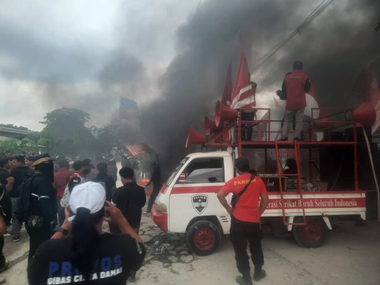 Ratusan Buruh PT YHC Keramika Indonesia Demo Besar-besaran Tolak outsourching 31
