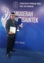 Pemberian Anugerah Scientek Dikti oleh Menteri Ristek Dikti Prof. Satriyo Brojonegoro 1