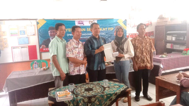 Penyerahan Sertifikat PIP di SDN Singasari 02, Jonggol Disambut Antusias Orang Tua Siswa 11