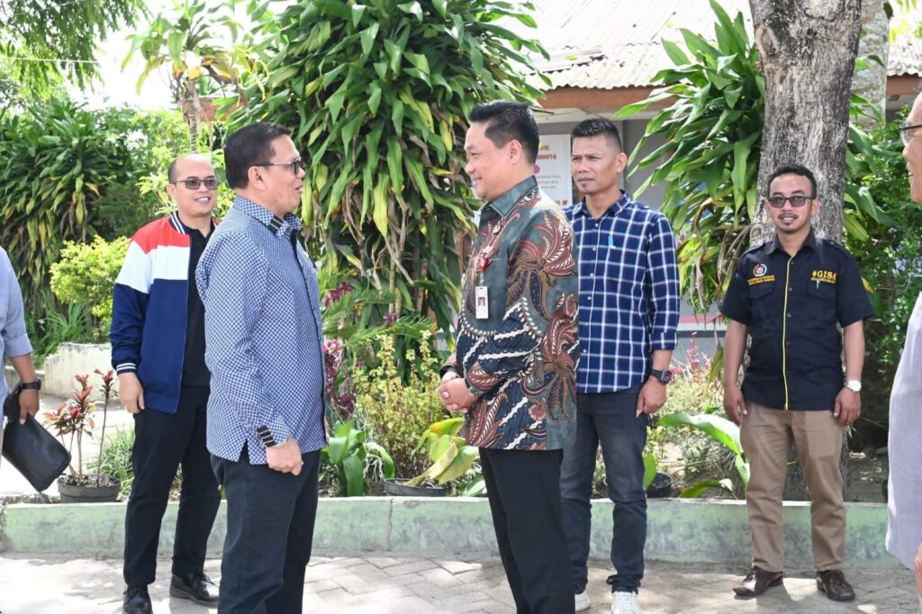 Anggota DPR RI Sabam Sinaga bersama Bupati Humbahas Serahkan Bantuan PIP di UPT SMP N 015 Lintongnihuta 1