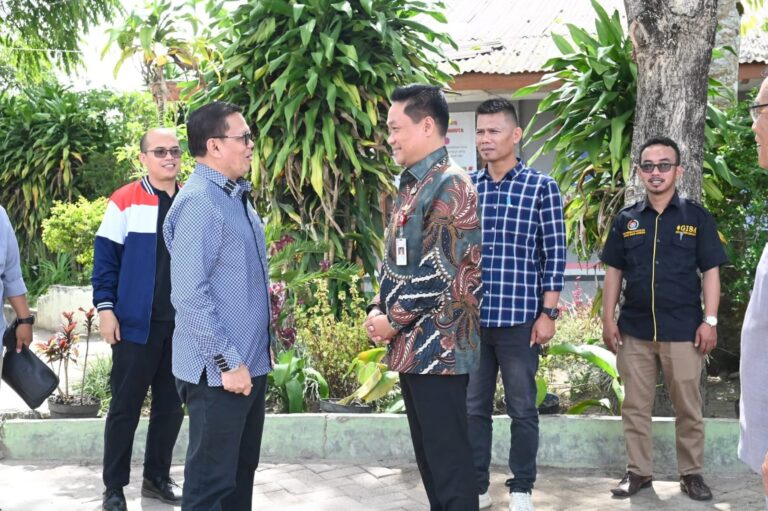 Anggota DPR RI Sabam Sinaga bersama Bupati Humbahas Serahkan Bantuan PIP di UPT SMP N 015 Lintongnihuta 1