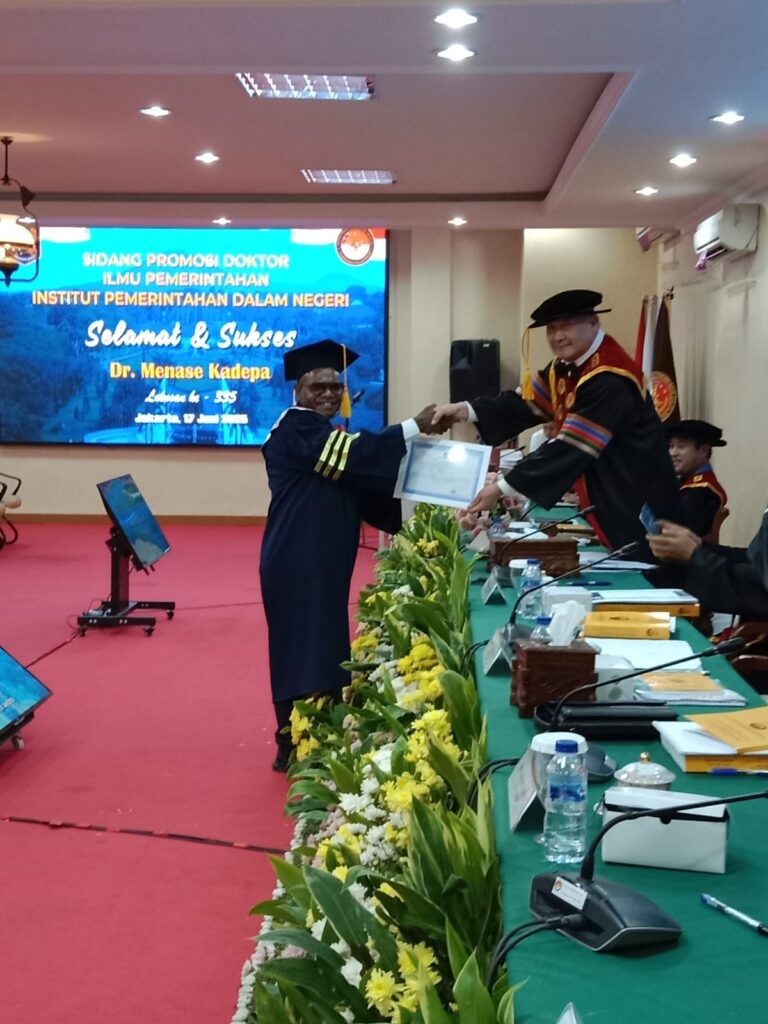 Dr. Menase Kadepa, SE., M.Si. 6