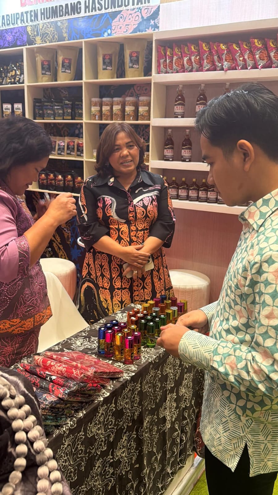 Wapres RI Kunjungi Stand Pemkab Humbang Hasundutan Pada Inacraft 2026 1