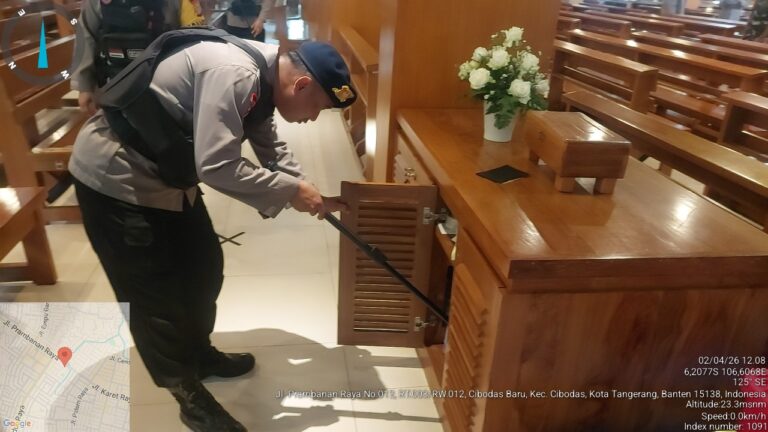Jelang Misa Kamis Putih, Tim Jihandak Sterilisasi Gereja di Jatiuwung 3