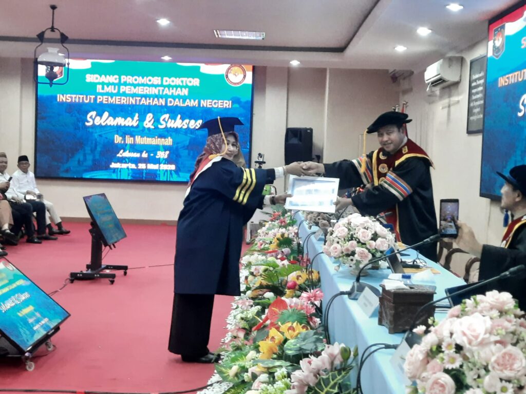 Dr. Iin Mutmainnah, S.Sos., M.Si. 1